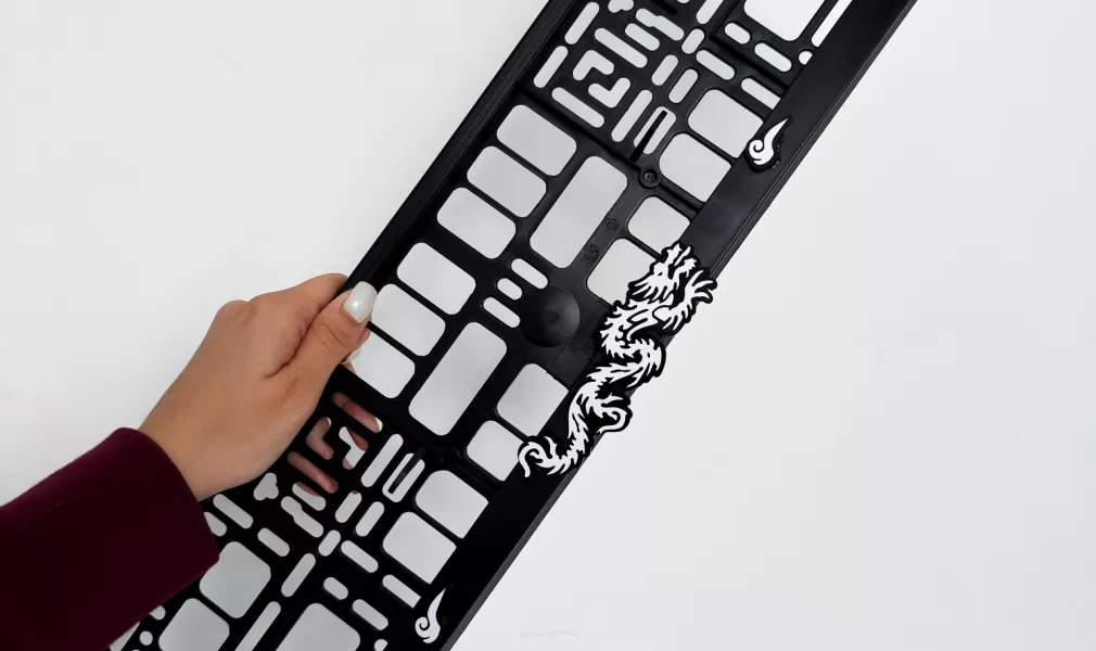 RAMKA TABLICY REJESTRACYJNEJ - DRAGON (1 szt.)